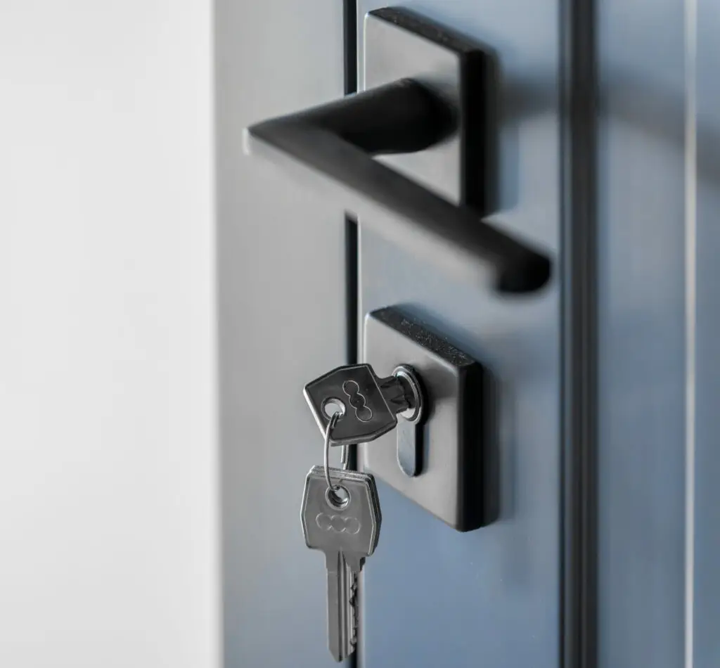 trousseau de clé sur une serrure de porte bleu